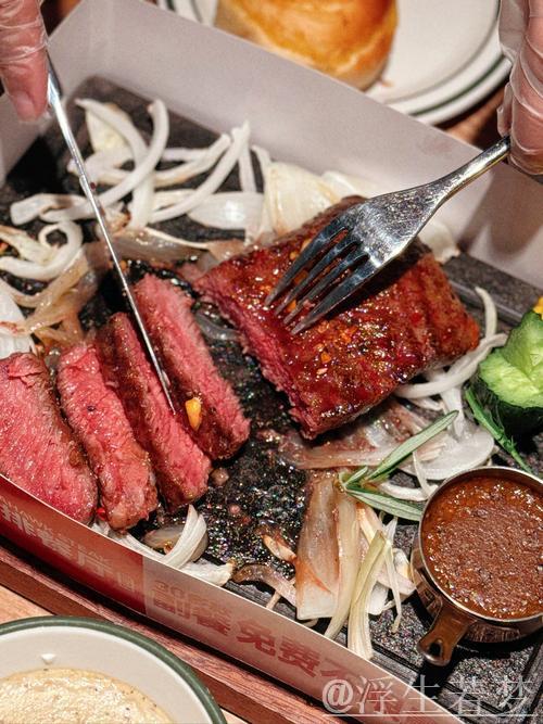 亚当斯社媒分享：战斧劈扣后犒劳自己一顿中餐羊肉串